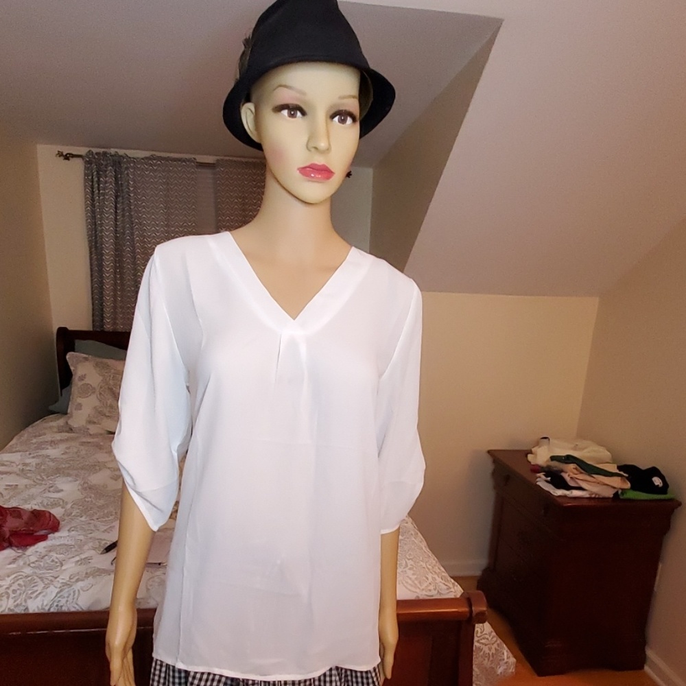 NWOT White lightweight blouse, size M.
